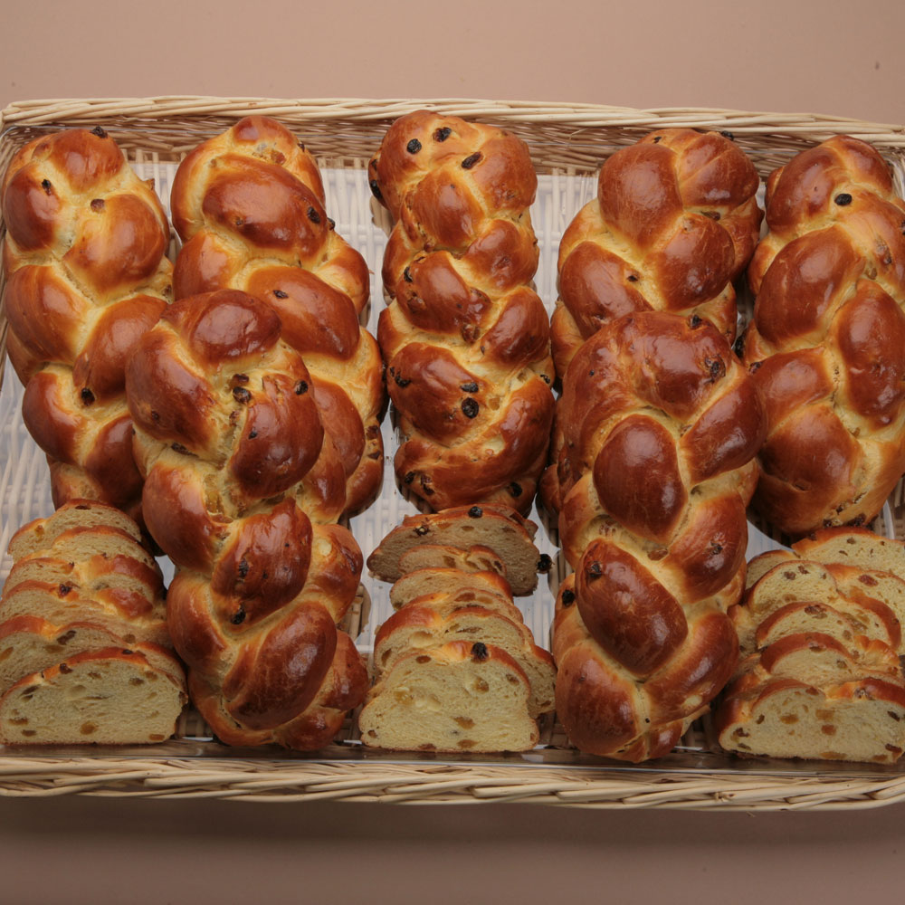 Basket full of raisin koska bread