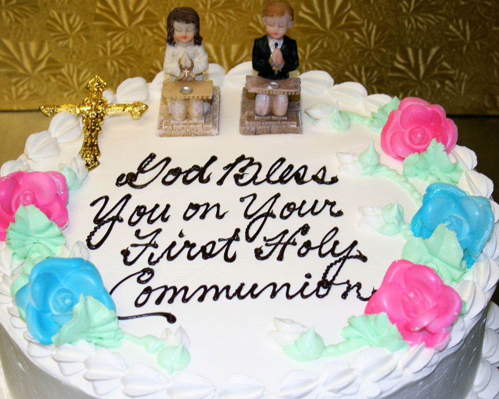 Decorated cake with flowers, cross and "First Communion" enscription