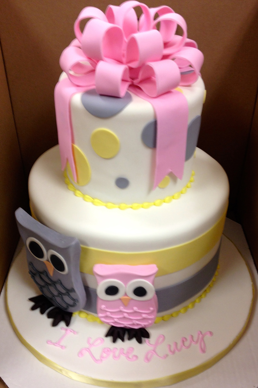 Cake with gift bow and owls 