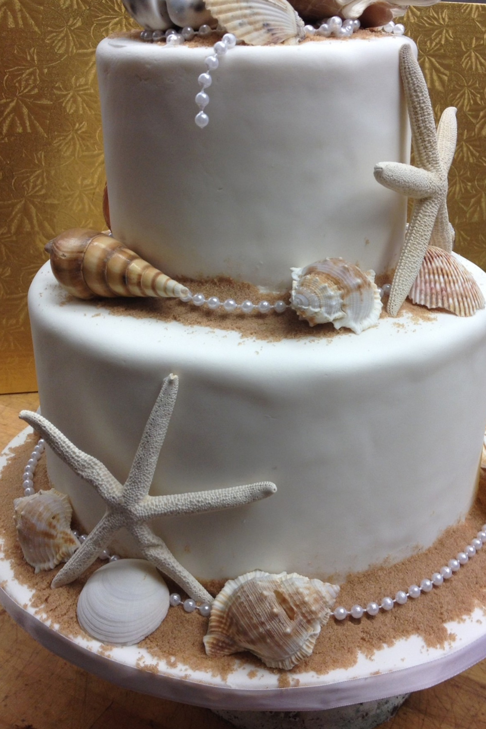 White tier cake with seashells